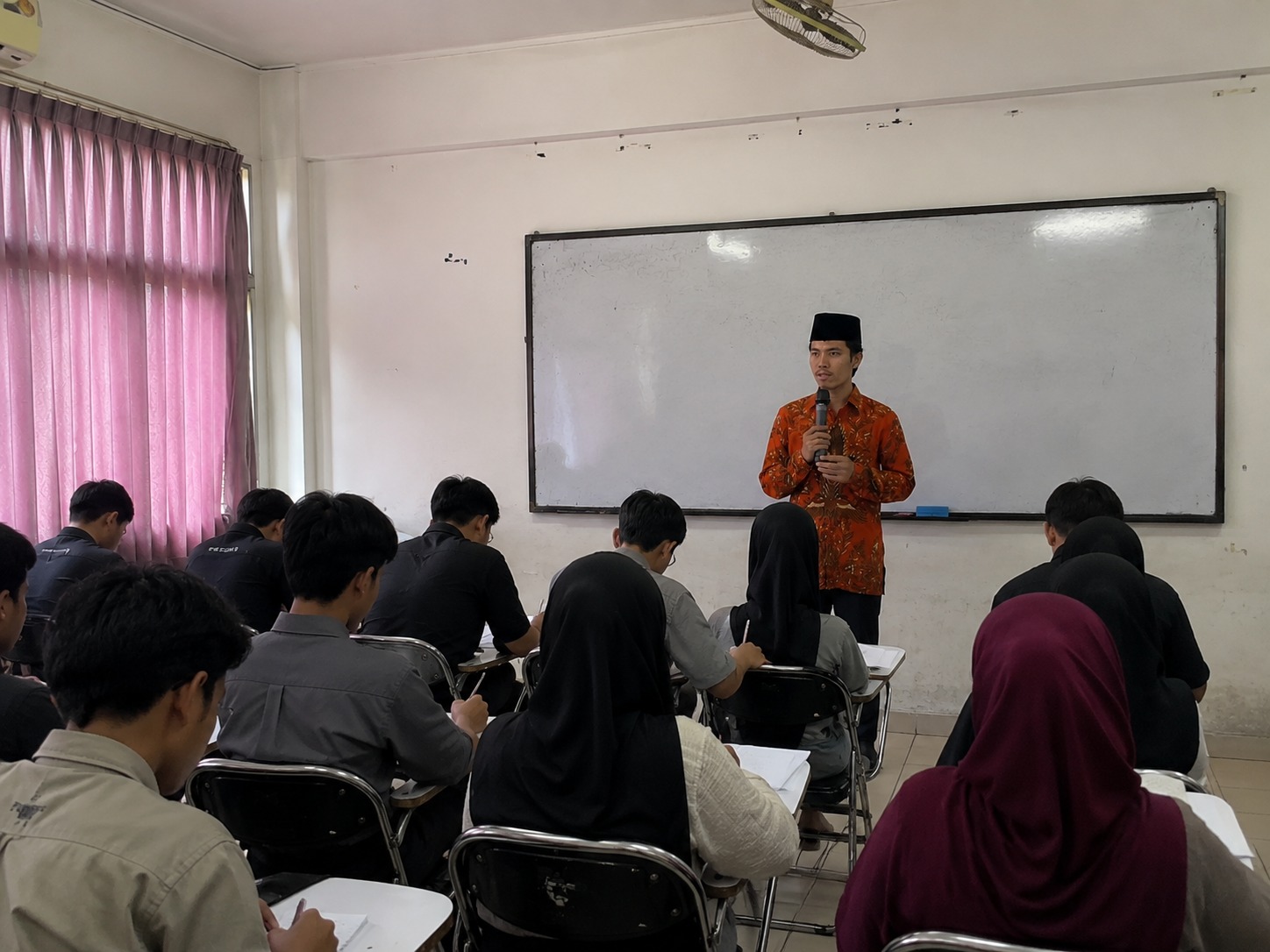 Diskusi Implementasi Buku Panduan AIK Perkuat Pembinaan Kampus Islami di Universitas Muhammadiyah Metro Ust. Hariyanto, M.Sos.